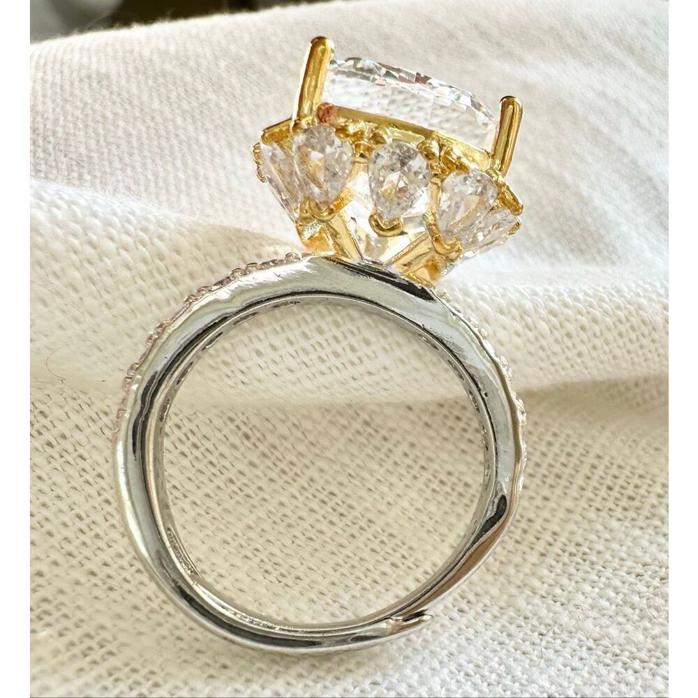 Gorgeous super sparkly cubic zirconia elongated cushion cut adjustable ring gold - Picture 9 of 12